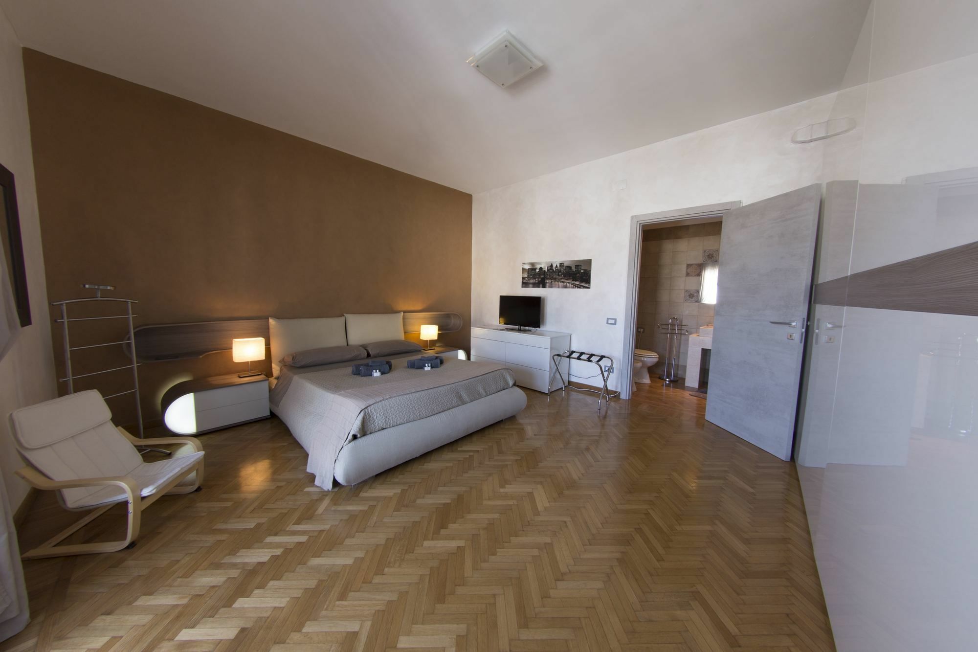 Penthouse Station Luxury Suites & Apartment Brindisi Bagian luar foto